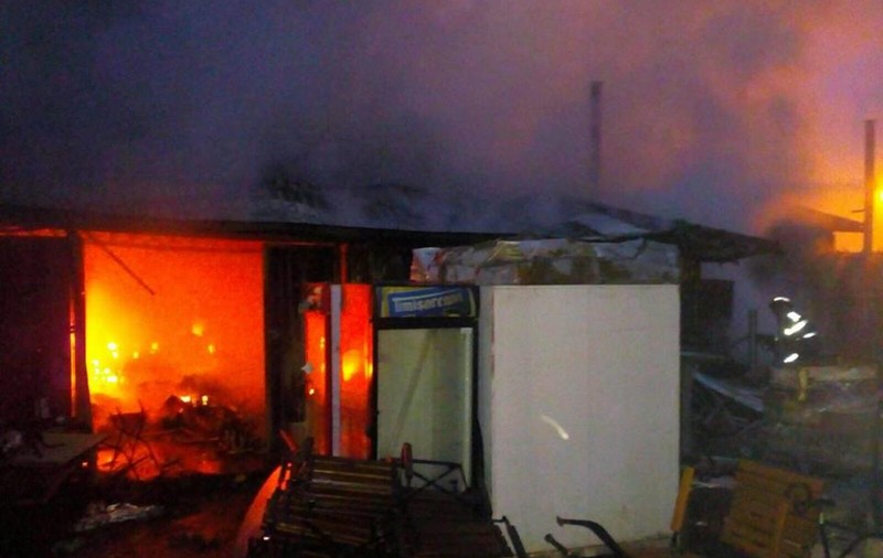 Incendiu la un depozit de electrocasnice din Iași. Arde o suprafață de 400 mp, iar pompierii intervin cu șase autospeciale