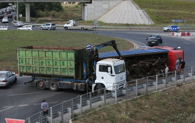 Haos pe Podul Agigea, după ce un TIR s-a răsturnat pe șosea