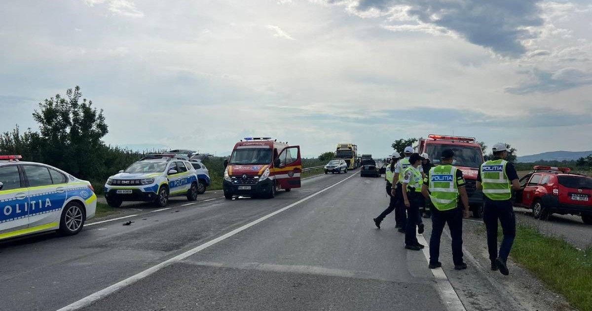 Imagine cu polițiști și mai multe autospeciale pe DN1, în județul Sibiu, unde s-a petrecut un accident între o mașină și un microbuz.