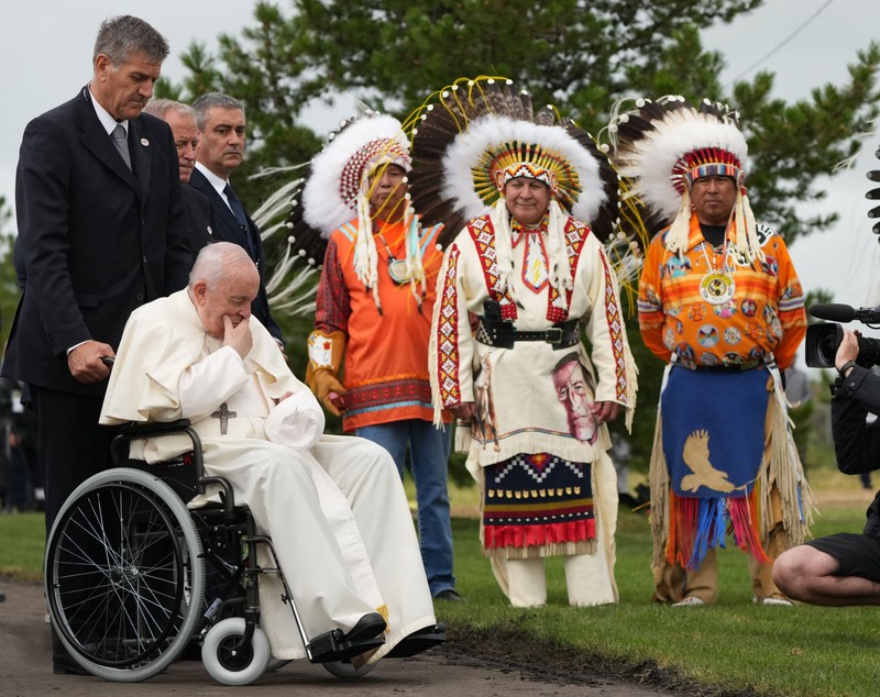 IMAGINEA ZILEI. Papa Francisc, cu o coroană de pene în cap, cere iertare pentru abuzurile comise contra copiilor indigeni din Canada