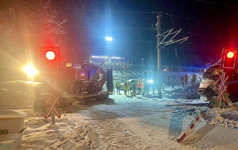 Un tren a intrat cu 90 km/h într-un camion blocat în zăpadă pe calea ferată și abandonat de șofer, în Austria