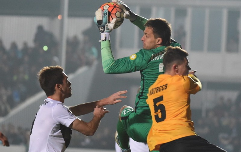 Portarul lui Şahtior a fost atacat de un fan. Reacţia goalkeeper-ului e halucinantă / VIDEO