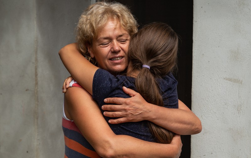 O familie de români din Franța se luptă cu legea, ca să adopte fetița pe care a avut-o în plasament. „Pentru autorități e mai mult un dosar, nu un suflet”