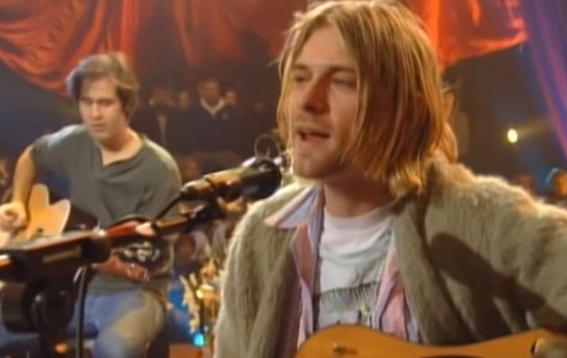 Un cardigan purtat de Kurt Cobain, vândut la licitație pentru 334.000 de dolari. Haina nu a fost spălată niciodată