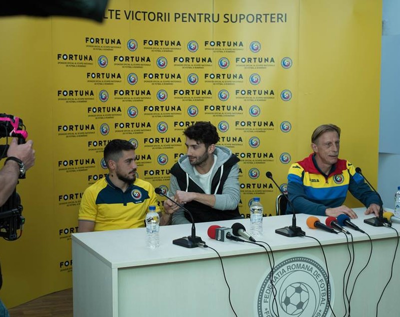 Cum s-a pregătit Daum pentru meciul cu Danemarca! S-a lăsat machiat de sponsor! GALERIE FOTO