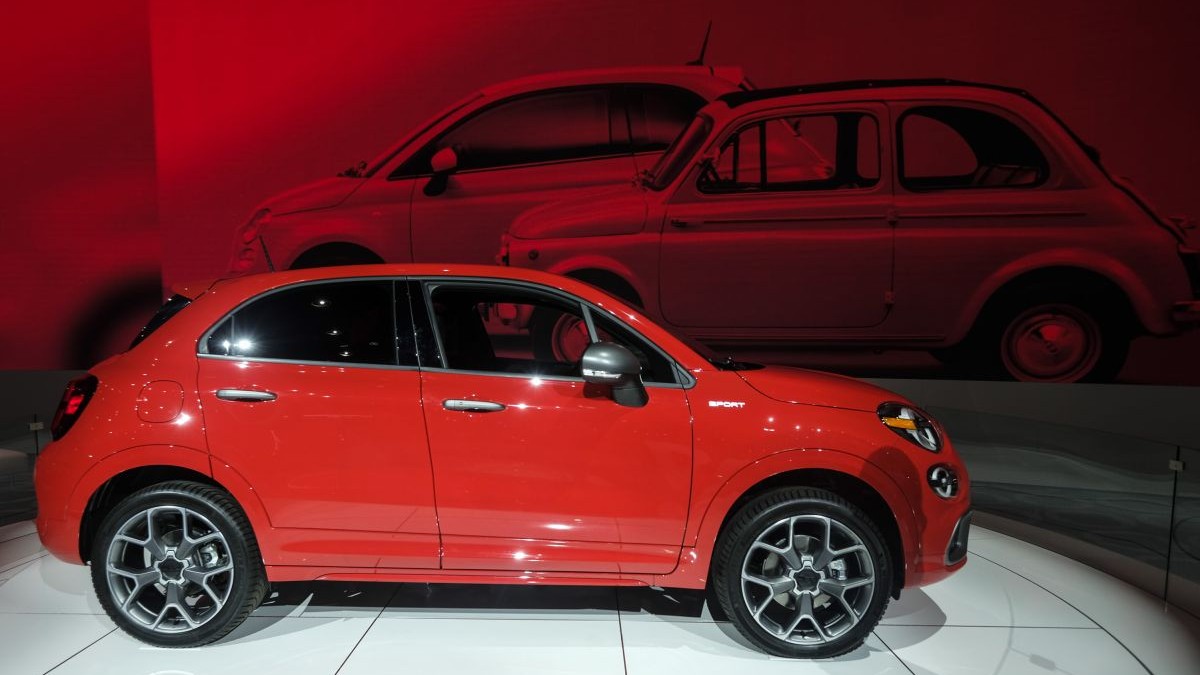Un Fiat 500X roșu este expus la Salonul Auto de la Los Angeles, noiembrie 2022