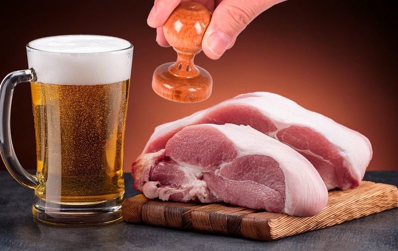 Povestea porcului electoral. Ce pedeapsă a primit un bărbat din Iernut care le-a dat alegătorilor câte un kil de carne şi o bere, ca să voteze cu primarul