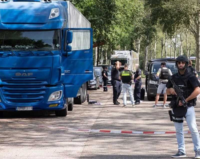 S-a aflat de ce polițiști înarmați până în dinți au păzit camionul unui șofer român în timp ce era percheziționat de criminaliști, în Olanda