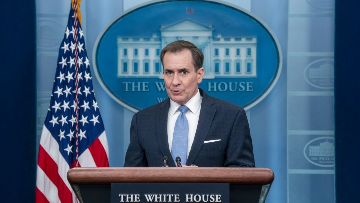 Coordonatorul pentru comunicare strategică, John Kirby, răspunde întrebărilor din partea presei la Casa Albă din Washington. Foto: EPA