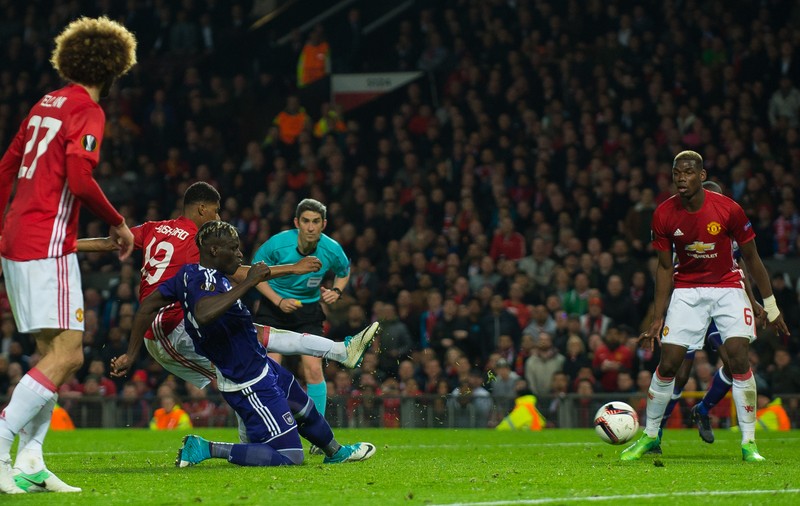 Tragedie. Au murit electrocutaţi în timp ce se uitau la Manchester United - Anderlecht!
