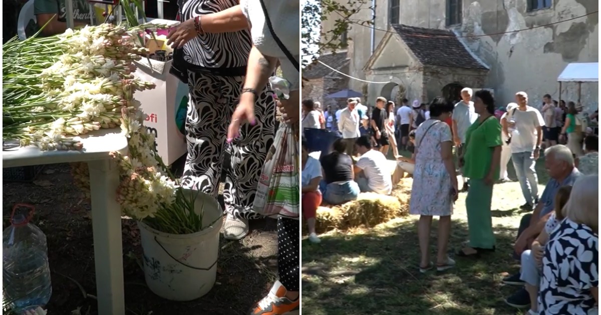 Oamenii care se plimbă la Festivalul Tuberozelor din Hoghilag, lângă Sibiu