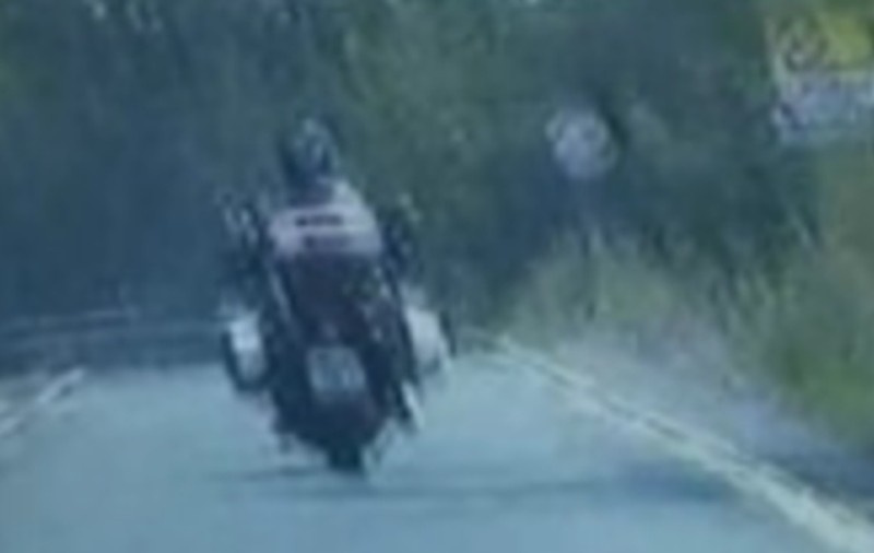 A rămas fără permis după ce a depăşit maşina poliţiei şi a mers în localitate cu 170 km/h 
