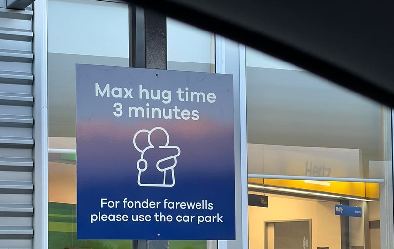 Un aeroport din Noua Zeelandă a impus o limită de 3 minute pentru îmbrățișări: „Pentru despărțiri mai afectuoase, vă rugăm să folosiți parcarea"