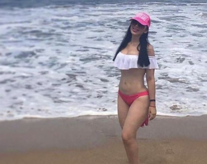FOTO | Soția lui «El Chapo» se pozează în bikini, la plajă, în timp ce soțul ei își așteaptă condamnarea