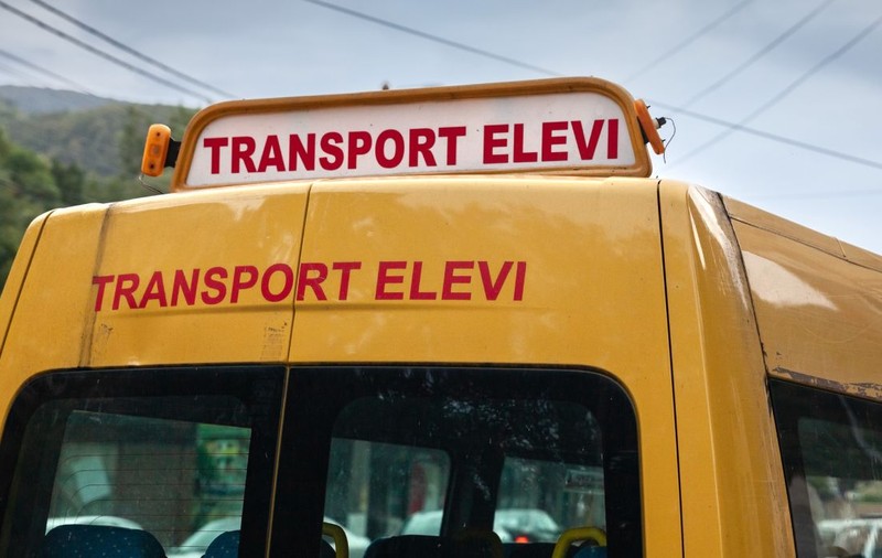 Amendă de 6.000 de lei pentru un șofer de microbuz școlar din Dâmbovița, care transporta 31 de copii pe 16 locuri
