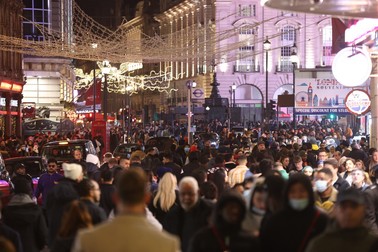 O mare de oameni s-a adunat de Revelion în Leicester Square | Foto: Profimedia