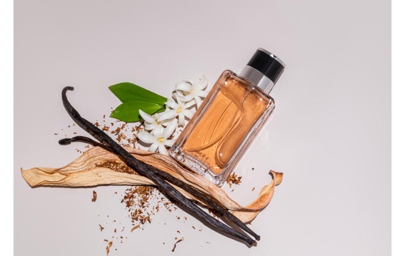 Arome de oud, vanilie și mosc – secretele parfumurilor arăbești premium