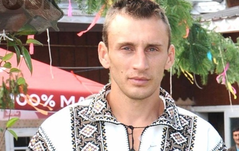 Un polițist a murit după ce i-a căzut în cap copacul pe care tocmai îl tăiase