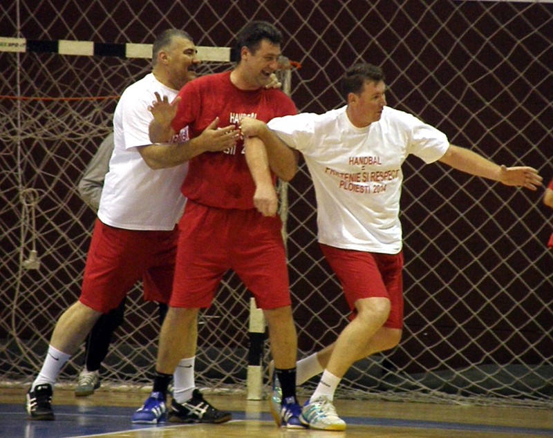 FOTO: Foste glorii ale handbalului s-au duelat la Ploieşti