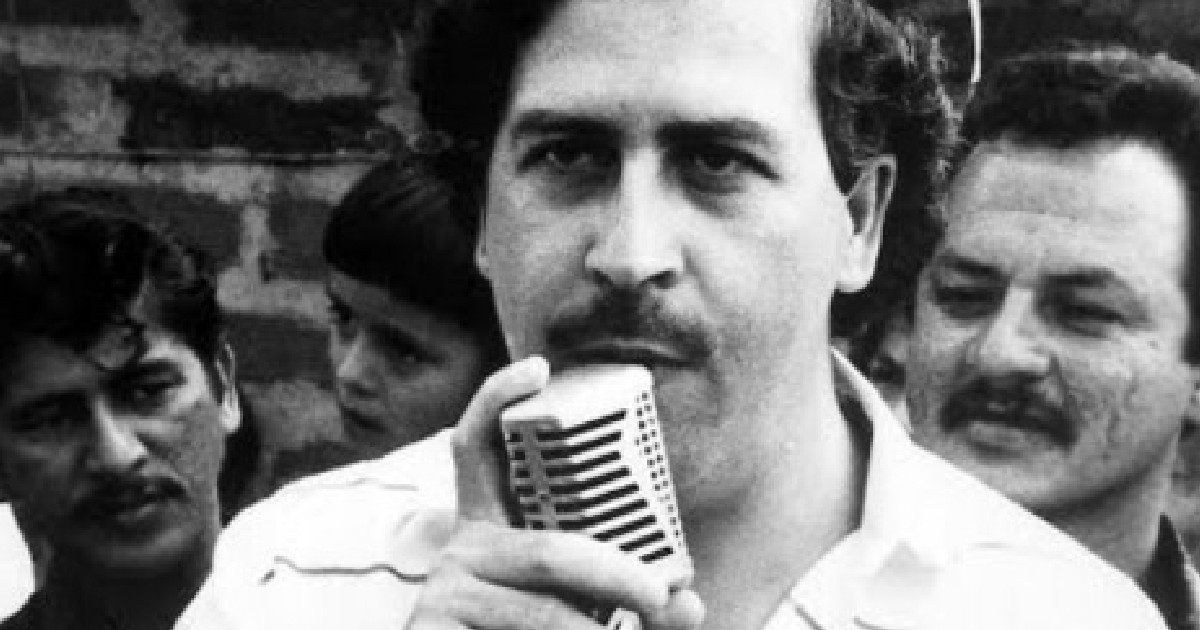 Poză veche cu Pablo Escobar cu un microfon în mână