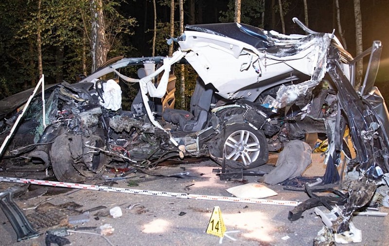 Patru oameni au murit într-un accident provocat de două mașini care depășeau simultan un vehicul funerar, pe o șosea din Germania