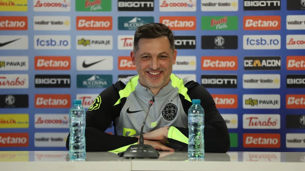 Mirel Rădoi zâmbește larg în timpul unei conferințe de presă în care a anunțat de ce s-a întors la FCSB ca antrenor