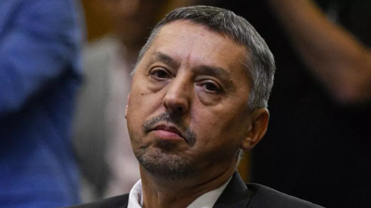 Daniel David într-un costum negru cu cămașă albă