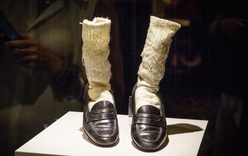 Suma cu care s-a vândut la licitație o șosetă cu cristale, purtată de Michael Jackson la un concert din 1997