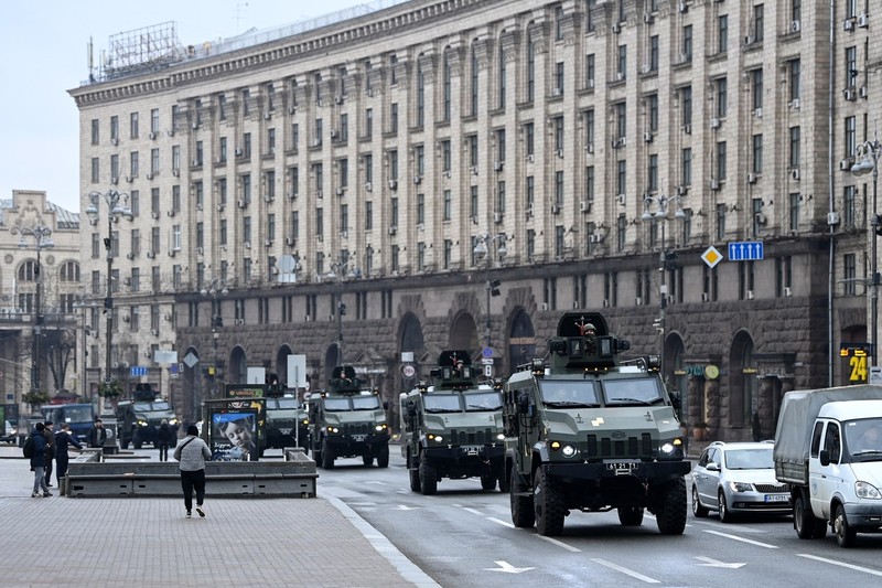 În centrul Kievului a început să patruleze armata, cu vehicule blindate | Foto: Profimedia