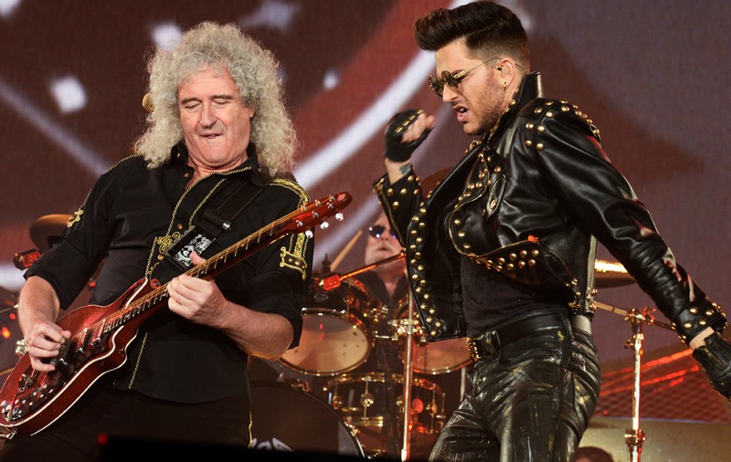 Queen şi Adam Lambert cântă la Bucureşti. “N-am văzut niciodată atâtea cereri de fructe şi mâncăruri”