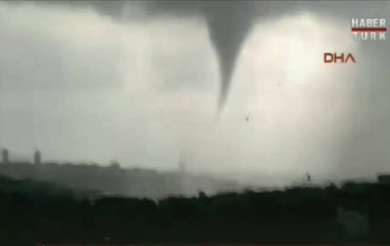 TORNADĂ ŞI PLOI TORENŢIALE, LA ISTANBUL! Străzile au fost inundate | VIDEO