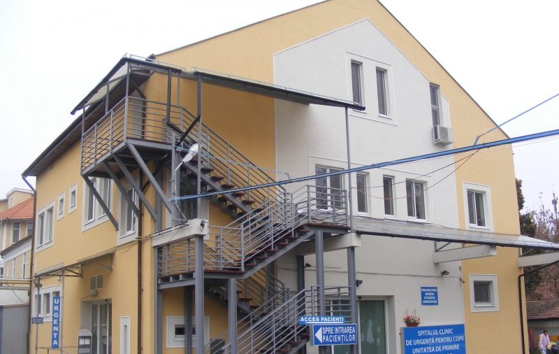 „Mi-am spălat copilul cu furtunul”. Revolta unui tată care s-a internat cu copilul la spital în Cluj. Conducerea dă vina pe „pacienții de etnie”
