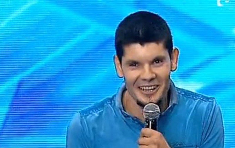 Foto şi video | Un concurent fără voce a cucerit publicul. Iată cum!