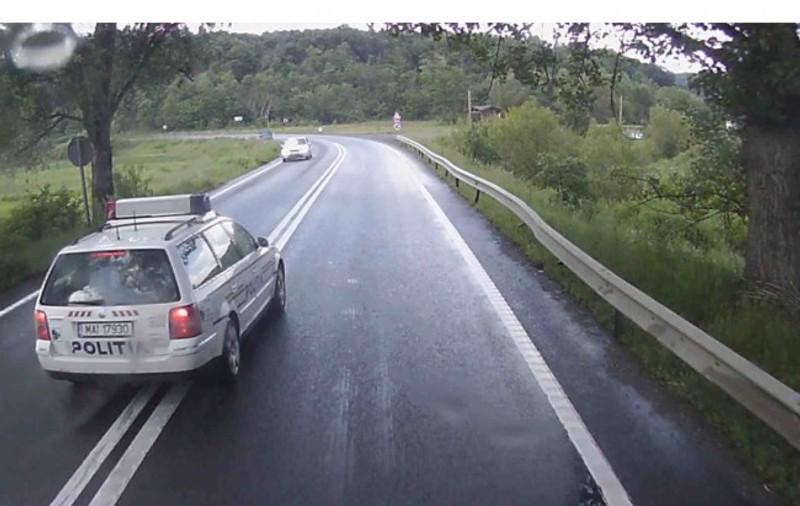Mașină de poliție filmată când depășea peste linia dublă continuă