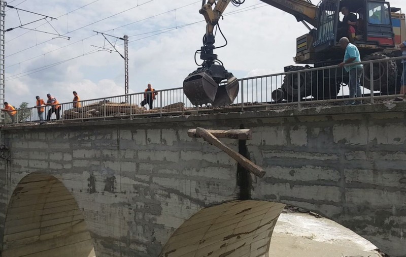 VIDEO/Pasul “Neputinţei”. Reabilitat în urmă cu 14 ani, podul feroviar de la Bobolia, grav afectat de viituri, este “pus în siguranţă” cu traverse scoase din uz