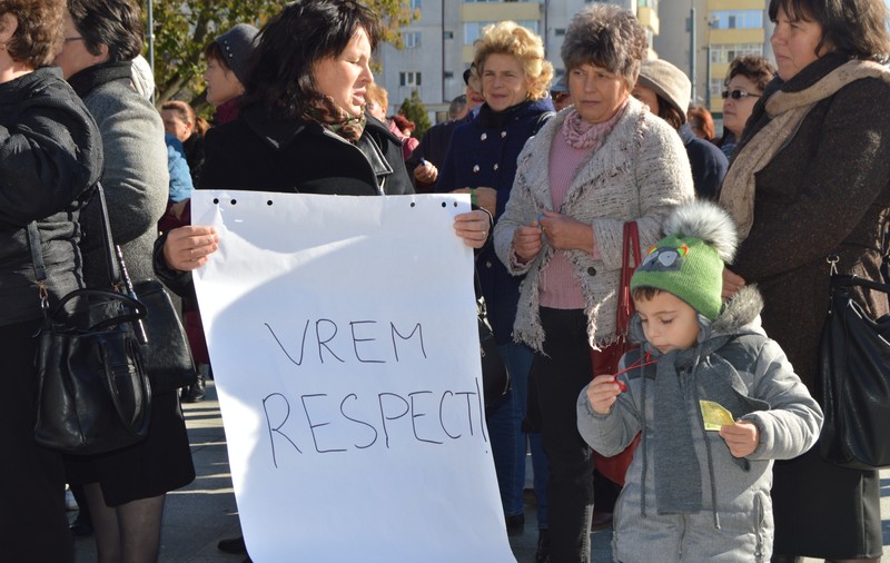 REPORTAJ: Disperarea le-a scos în stradă pe „mamele de împrumut” din Vaslui. Au grijă de copiii loviți de soartă, dar nu și-au primit salariile