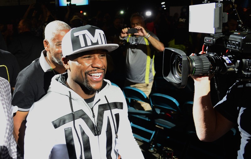 MECIUL SECOLELOR / Americanul Floyd Mayweather mănâncă hot dogs la ora 3