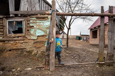 În coliba cu geamuri sparte, a crescut mama gemenilor