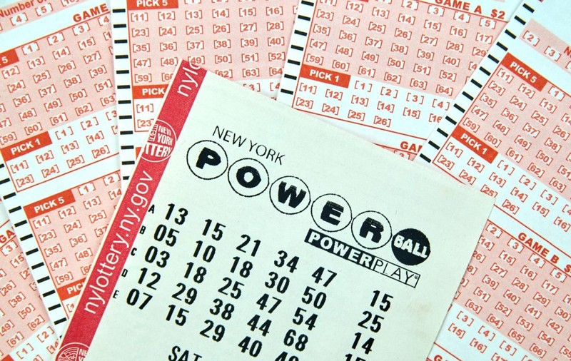 S-a câștigat marele premiu la Powerball, 527 de milioane de dolari, dar numai 243,8 milioane primește câștigătorul, dacă vrea toți banii odată
