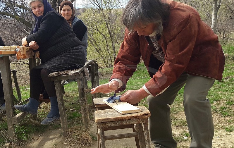 Sfarmă-Piatră există! Un buzoian bate cuie cu pumnul și sparge pietre cu palma / VIDEO