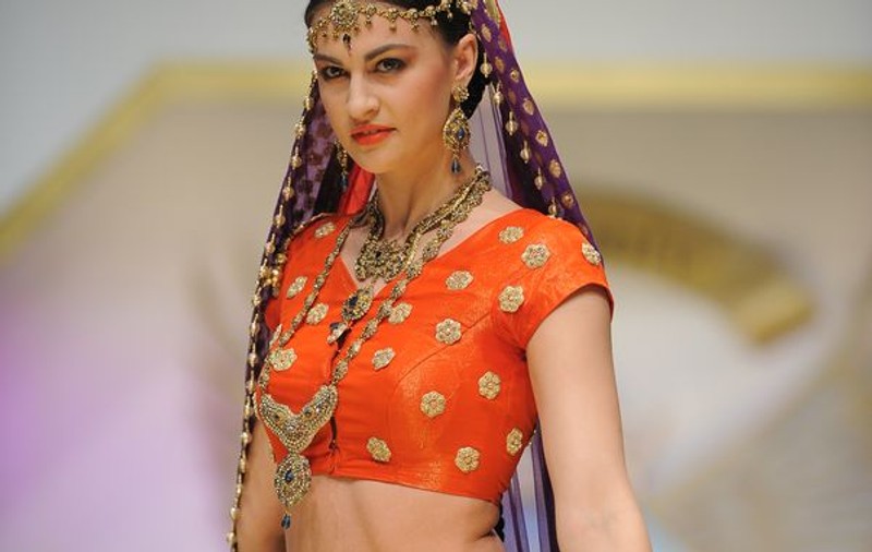 Iată imagini de la prezentările lui Sushma Patel, Nino Lettieri şi Walid Atallah, la Bucharest Fashion Week | FOTO
