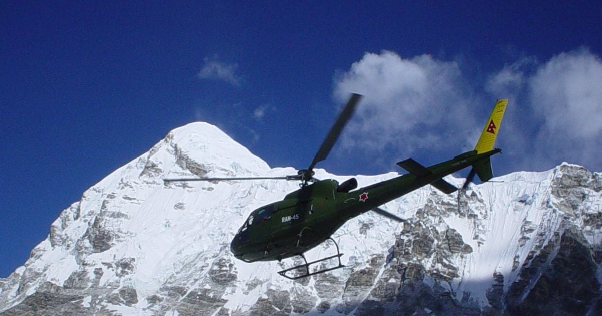 Un elicopter survolează o zonă de pe Muntele Everest, septembrie 2004