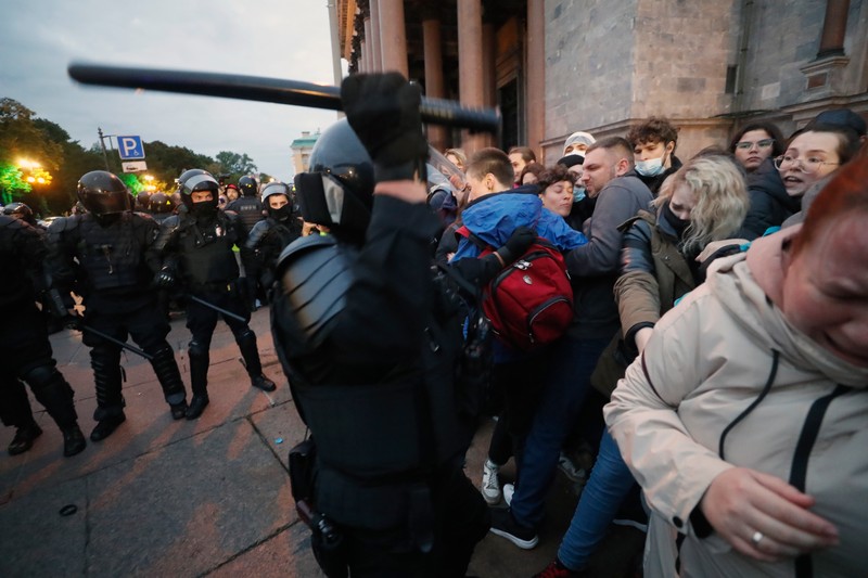 Forțele ruse de ordine rețin participanții unui protest împotriva mobilizării parțiale, în St Petersburg, pe 21 septembrie 2022. Foto: EPA