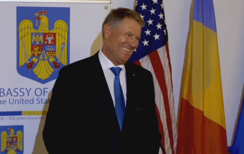 Klaus Iohannis, atac la Viorica Dăncilă în timpul vizitei în SUA. „Simpatică doamna premier. Trebuie să mai studieze un pic arhitectura statului”