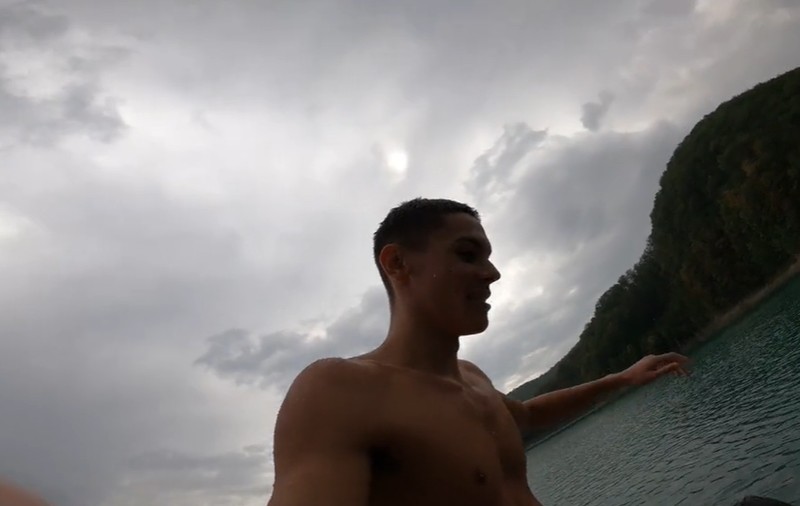 David Popovici, în dificultate. Multiplul campion mondial, olimpic și european la înot, în echilibru precar pe apă. „Primul te iubesc”