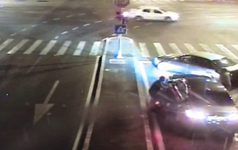 VIDEO | Scandal în trafic. Un șofer din Timișoara a fost blocat în intersecție de patru indivizi și atacat cu bâtele