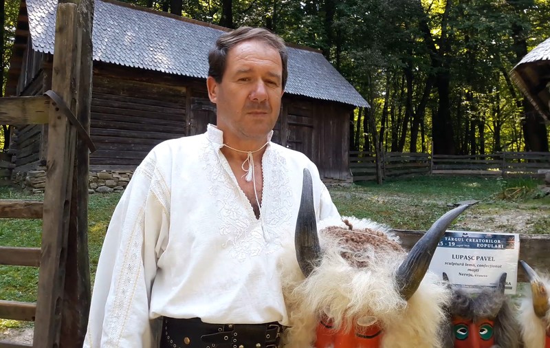 Omul cu măștile. Povești despre ritualuri ciudate și flăcai care ceartă moartea - FOTO