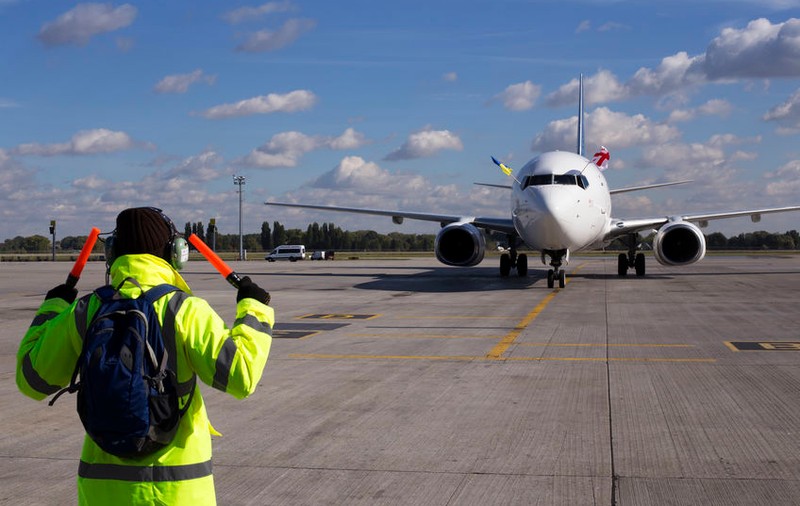 VIDEO | Cum a fost filmat un angajat al unui aeroport. Totul s-a întâmplat pe pistă, în fața pasagerilor