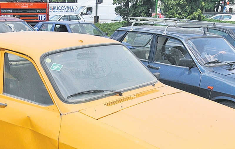 Sute de mii de maşini «bombă» circulă pe şoselele din România