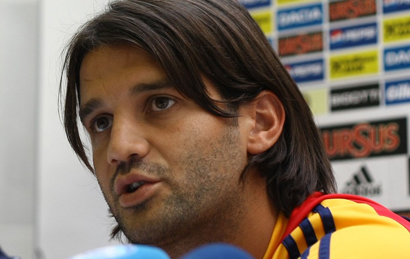 Chivu îşi lasă părul lung